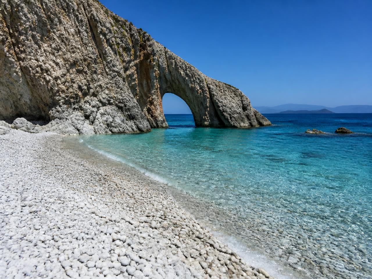 Η παραλία Λαλάρια με τη βραχώδη αψίδα